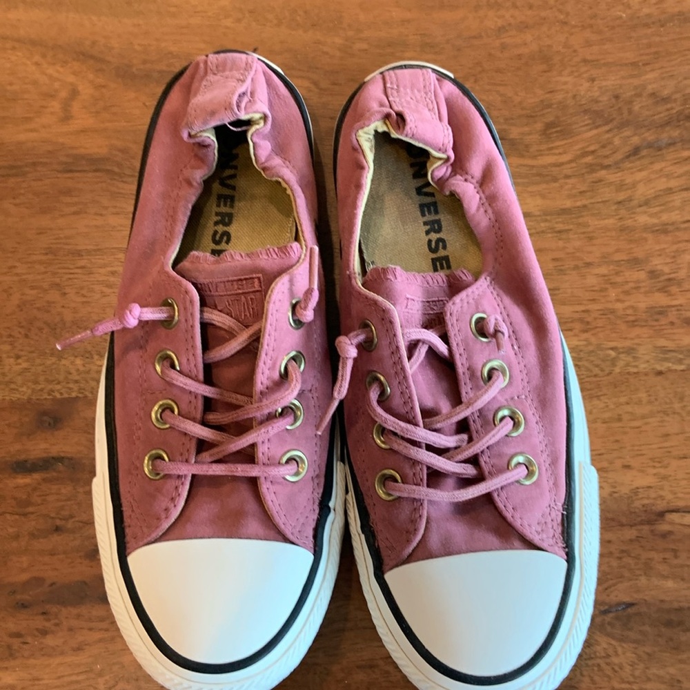 Raspberry colored low tie Converse Sz 7